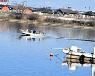 釣りから帰るボート