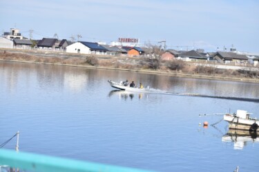 釣りから帰るボート