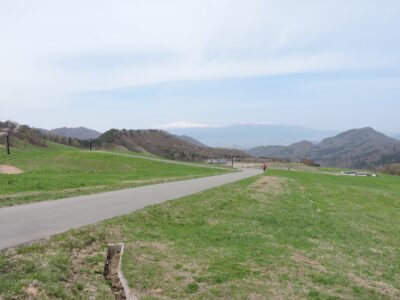 天童高原から西方向 月山が見える
