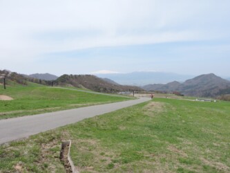 天童高原から西方向 月山が見える