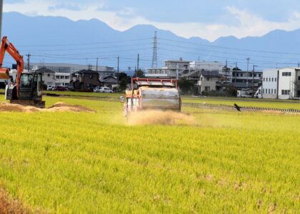 モミガラを散布するカタピラ車