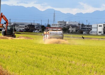 モミガラを散布するカタピラ車