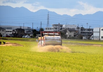 モミガラを散布するカタピラ車