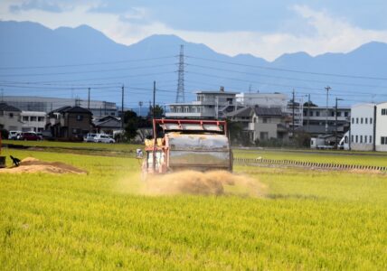 モミガラを散布するカタピラ車