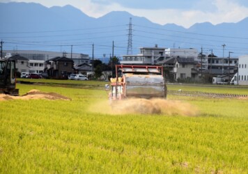 モミガラを散布するカタピラ車
