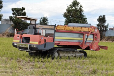 散布するカタピラ車