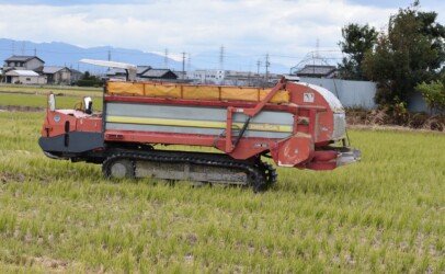 散布するカタピラ車