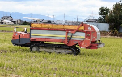 散布するカタピラ車