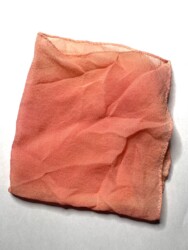 ベニバナで染めた絹布