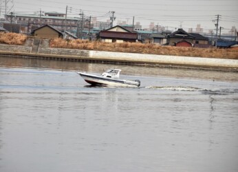 伊勢湾から帰ってきたモーターボート