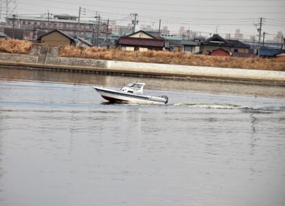 伊勢湾から帰ってきたモーターボート