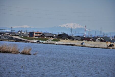日光川から望む御嶽山と乗鞍岳?