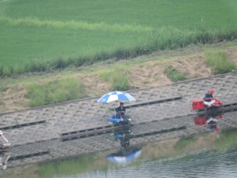 ヘラブナ釣りをする人たち