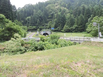 紅花トンネルと駐車場