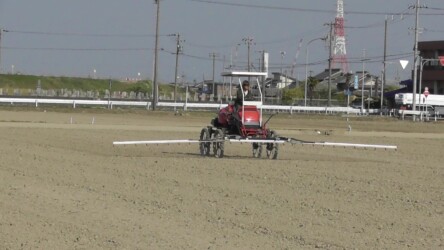 消毒するブームスプレーヤー