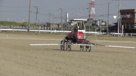 消毒するブームスプレーヤー