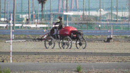 消毒するブームスプレーヤー