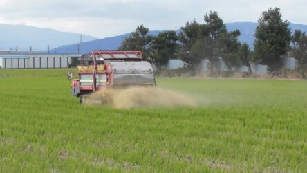 もみ殻を散布する機械